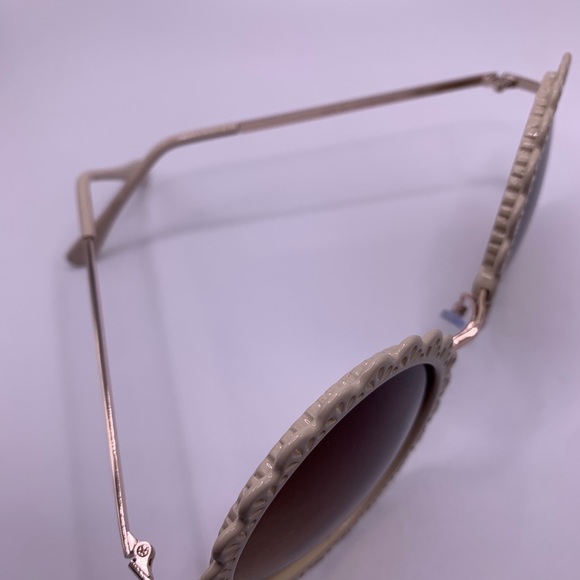 Shade in Style - Picture 3 of 4